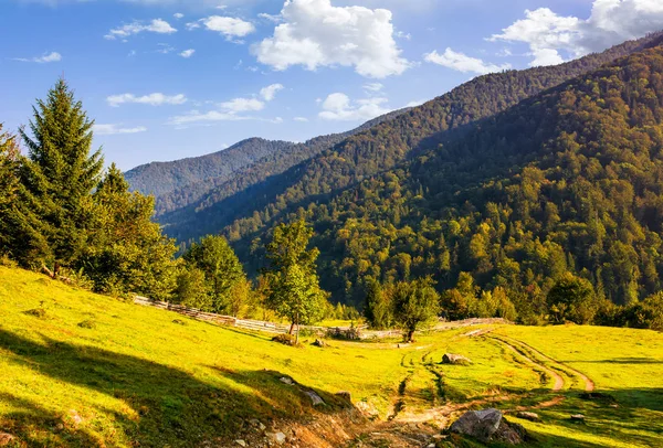 Route de campagne en montagne au lever du soleil — Photo