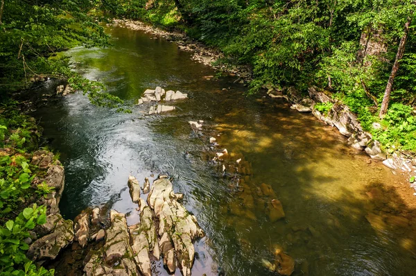 Fluss mit felsigem Ufer. Blick von oben — Stockfoto