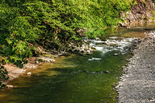 Река с каменистым берегом. вид сверху — стоковое фото