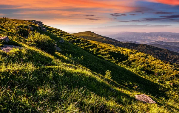 gün batımında hillside arkasındaki tepe ile dağ sırtı