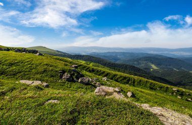 kayalık yamaç dağlarla üzerinde mavi bulutlu gökyüzü