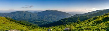 Yaz aylarında dağ sırtı Panoraması