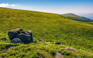 dağ sırtı üzerine büyük kayalar