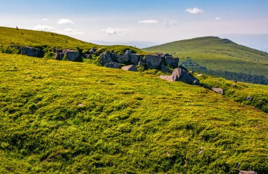 dağ sırtı üzerine büyük kayalar