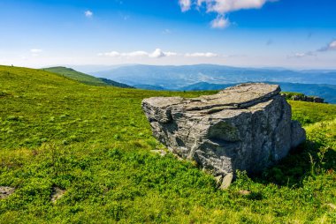 dağ sırtı üzerine büyük kayalar