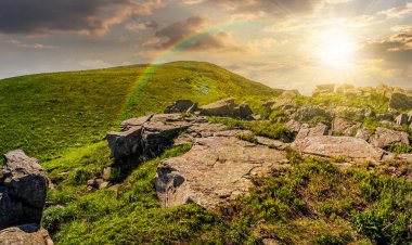gün batımında yamaç kenarındaki büyük kayalar