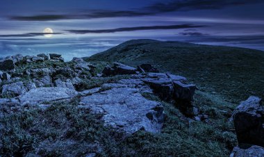 gece yarısı yamaç kenarındaki büyük kayalar
