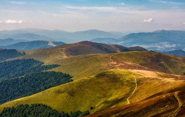 Yaz aylarında dağ sırtı yol