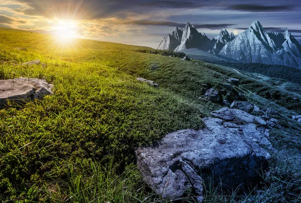 zaman değişim kavramı. dağın tepesinde büyük taşlarla çayır 