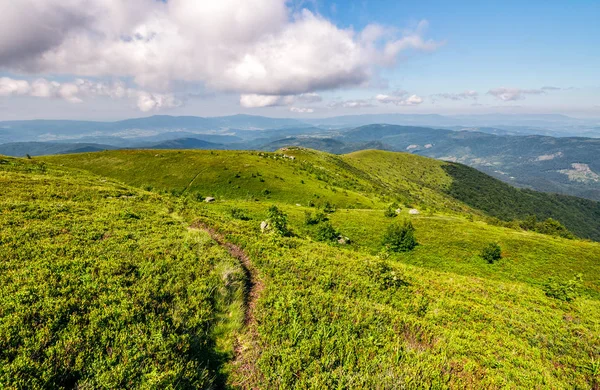Yaz aylarında dağ sırtı yol