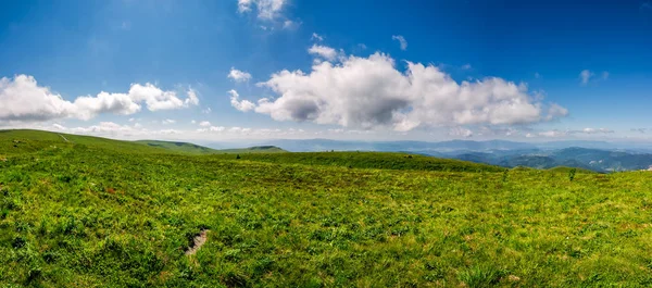 Hillside panorama i bergen i sommar — Stockfoto