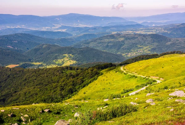 Weg naar beneden de heuvel in naar de vallei van blue mountains — Stockfoto
