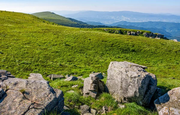 Rochas enormes no topo do cume da montanha — Fotografia de Stock