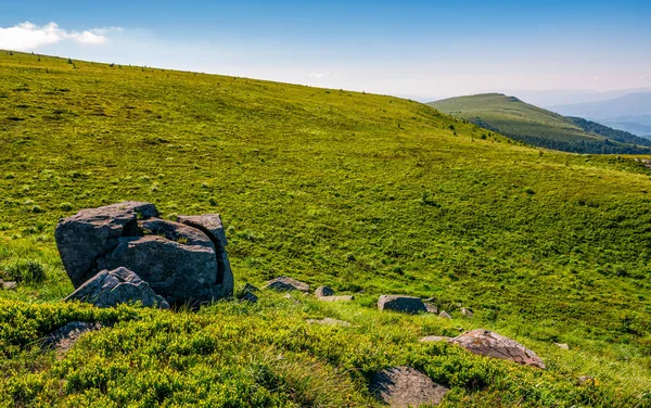 dağ sırtı üzerine büyük kayalar
