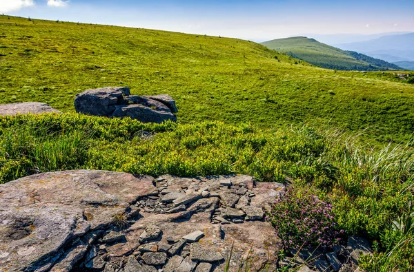Rochas enormes no topo do cume da montanha — Fotografia de Stock