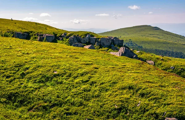 dağ sırtı üzerine büyük kayalar