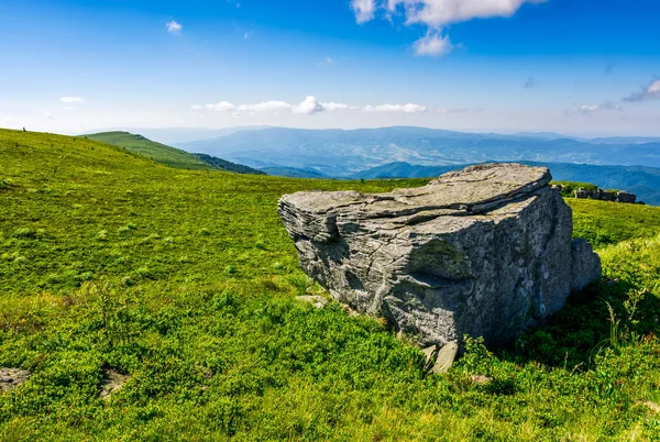 Stora stenar ovanpå bergsrygg — Stockfoto