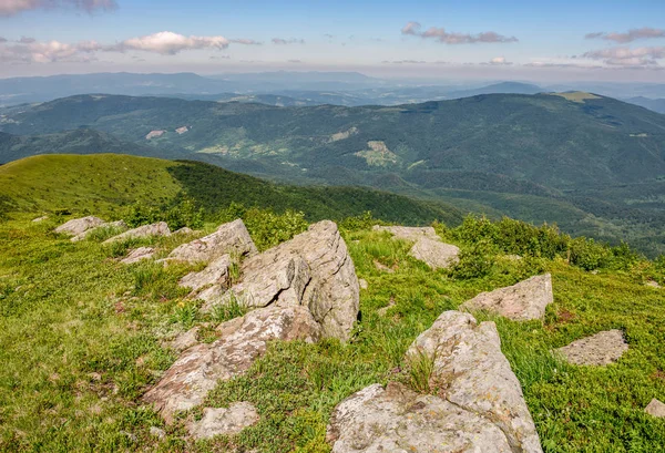 Reusachtige rotsen aan de rand van de heuvel — Stockfoto