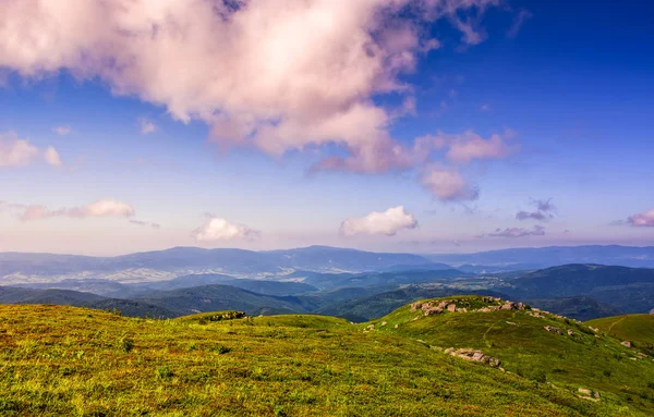 dağ sırtı üzerine büyük kayalar