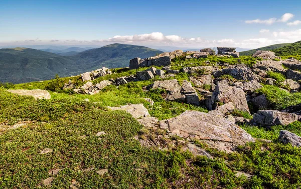 Obrovské balvany na okraji svahu — Stock fotografie