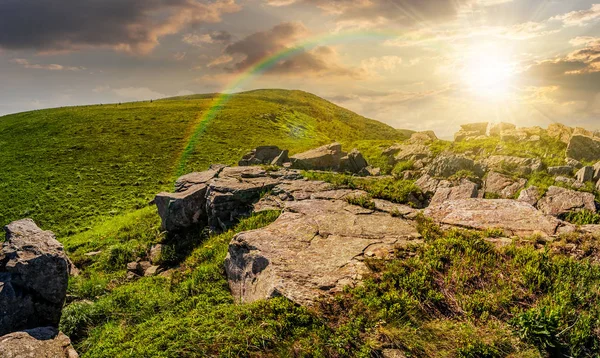 gün batımında yamaç kenarındaki büyük kayalar