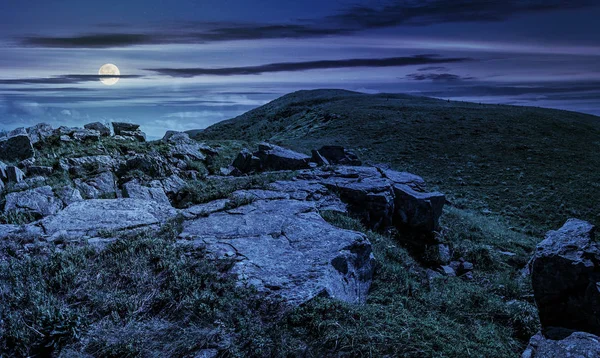 gece yarısı yamaç kenarındaki büyük kayalar
