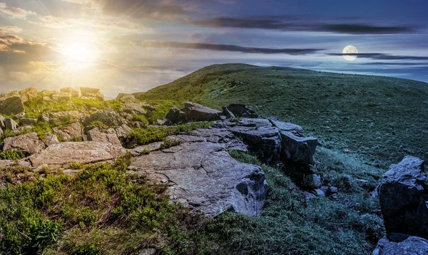 zaman değişim kavramı ile yamaç kenarındaki büyük kayalar