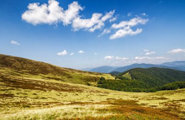 tepelerin üstünde güzel bulut