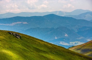 Üç skydivers Vadisi uçmak