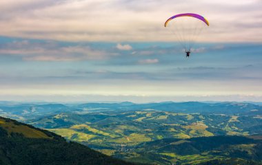 Kırsal Vadisi üzerinde aşırı paraşütle atlama