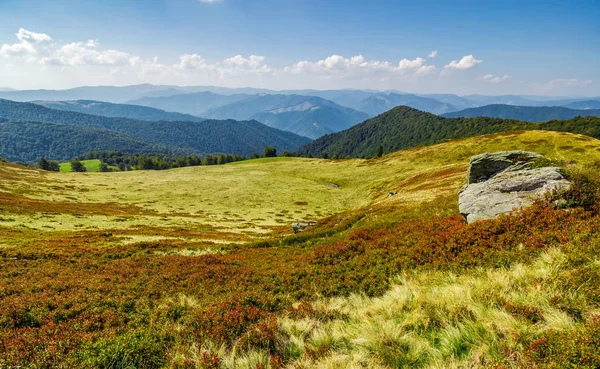 Obrovské balvany na okraji svahu — Stock fotografie