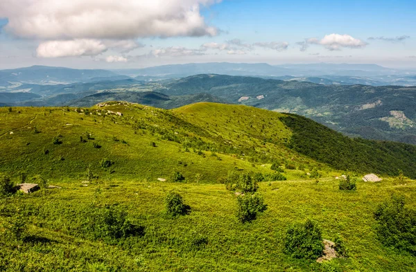 Paisagem pitoresca com prado de montanha gramado — Fotografia de Stock