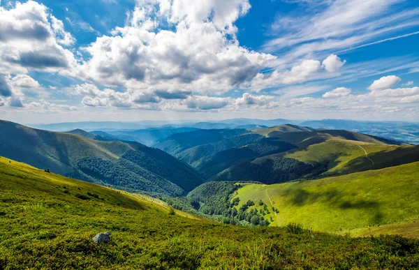 Linda paisagem nublada sobre a encosta gramada — Fotografia de Stock