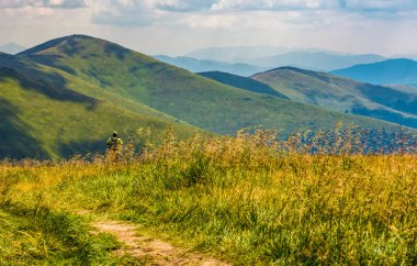 dağ sırtı gözlemleyerek bir ot tribünde turizm