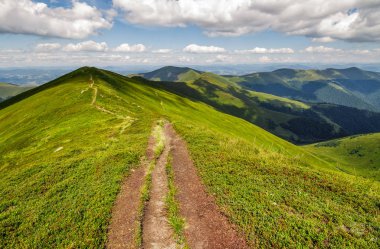 Yaz aylarında bir dağ sırtı üstüne patika