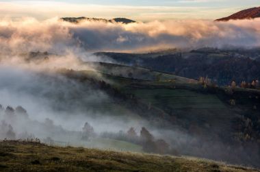 gündoğumu, kırsal kesimde tepelerde kalın sis