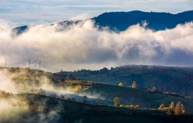 sabah ışık kırsal tepelerin üstünde yükselen sis