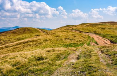 dağ ridge toprak yol bulutların altında