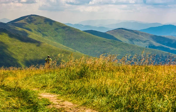 dağ sırtı gözlemleyerek bir ot tribünde turizm