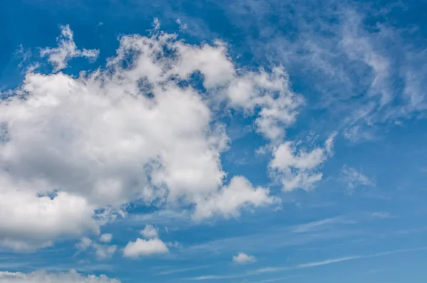 Kabarık bulut hareket üzerinde mavi yaz sky — Stok fotoğraf