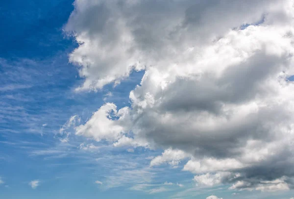Pesante nube grigia su un cielo blu estivo — Foto Stock