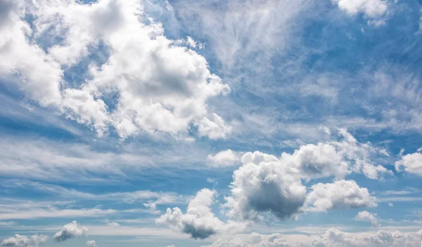 Formazione dinamica nuvolosa su un cielo blu estivo — Foto Stock