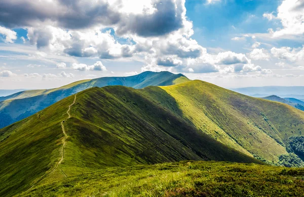 Çimenli hills ile dağ ridge yolu — Stok fotoğraf