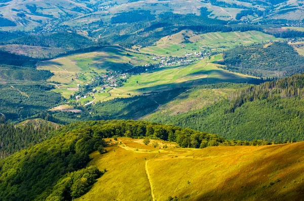 kırsal Vadisi Hill'e yolda