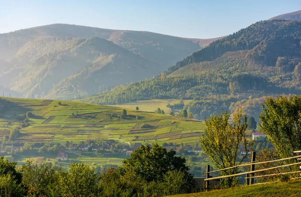 Bela área rural no campo montanhoso — Fotografia de Stock