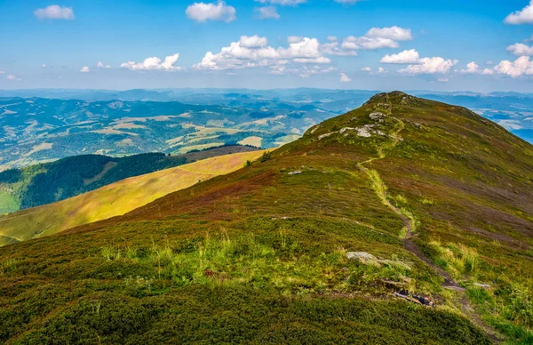 Cesta přes vrchol horského hřebene — Stock fotografie