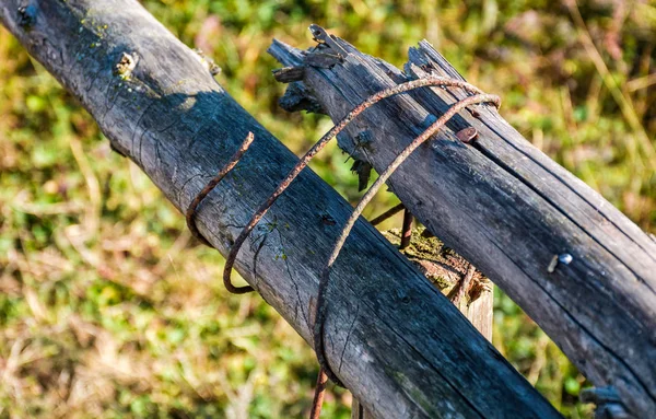 Trästaket Detaljer insvept av en tråd — Stockfoto