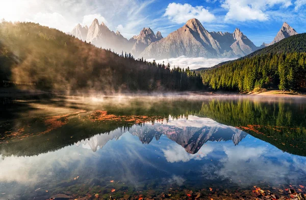 Lindo lago de montanha no nevoeiro de outono — Fotografia de Stock