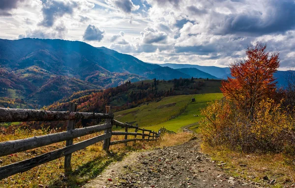 Hermoso paisaje de montaña de otoño — Foto de Stock