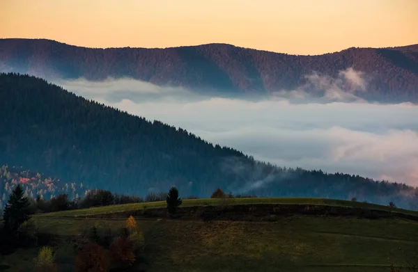 Возвышение облаков в горах на dawn — стоковое фото